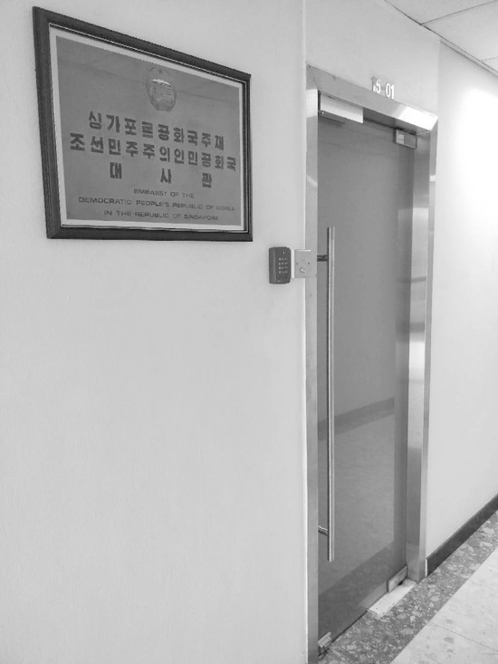 位于新加坡市中心“谐街中心大厦”15层的朝鲜驻新使馆看上去很低调,门口只有一块印着朝鲜国徽及朝英双语的“朝鲜民主主义人民共和国驻新加坡共和国大使馆”字样的铜牌。赵觉珵摄