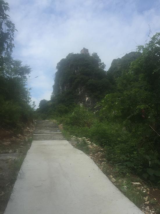 “独山寨”位于韦家屋后，山顶有早已废弃的旧石屋。