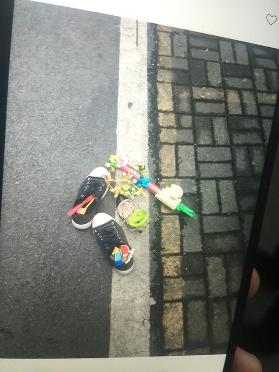 女童从25楼扔玩具和高跟鞋 砸中2辆车1人手臂划伤