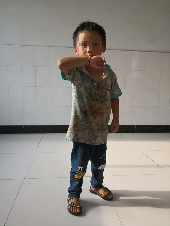 重庆警方帮5岁疑自闭症男童找到家人：恢复其户籍