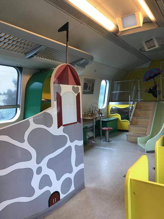 芬兰城际列车儿童车厢内的游乐设施
