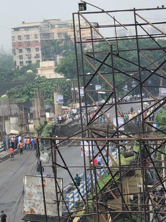 印度加尔各答一高架桥坍塌 6人受伤多人被困(