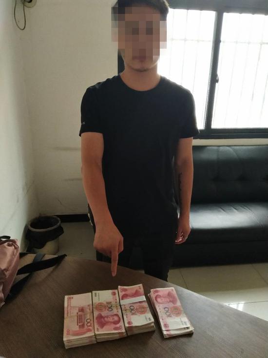 张某退赃。 渝中警方 供图