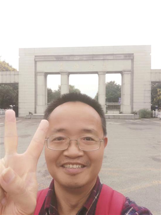 王珂教授回南京后发朋友圈：“笑着站在东南大学前！”  本文图均为 扬子晚报 图