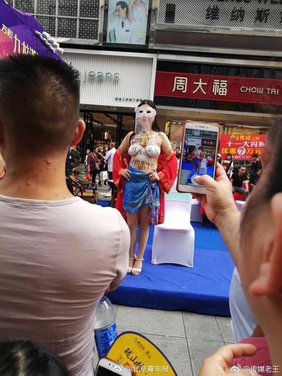 江西上饶步行街现低俗营销:裸女模特打楼盘广告