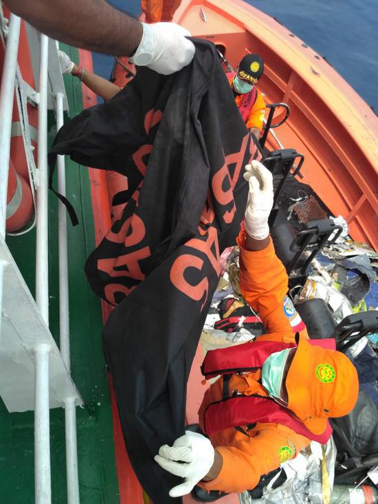 【蜗牛棋牌】印尼坠机进展:水下发现疑似部分客机机身 长22米