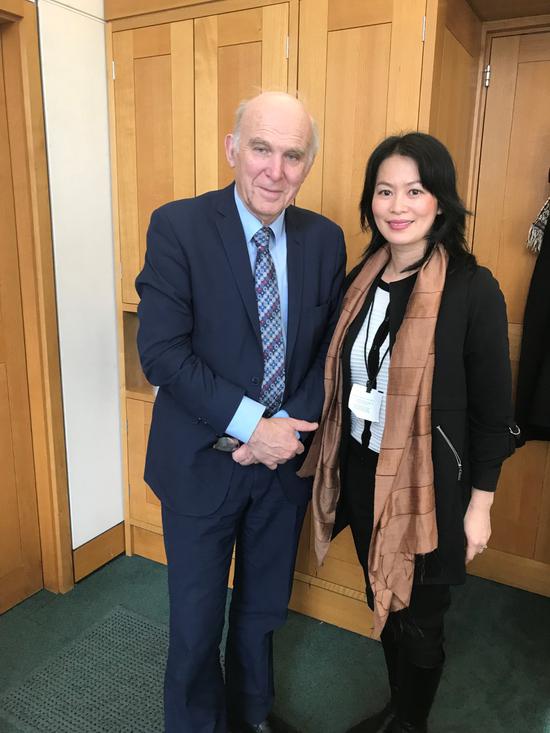 图片说明:英国自由民主党领袖文斯·凯博与英国社会学者何越。