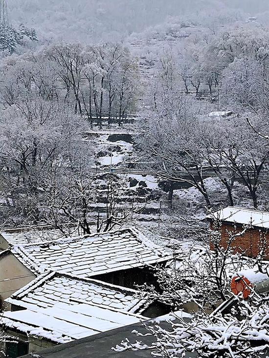 2019年4月9日,北京降温,城郊飞雪。视觉我国 图