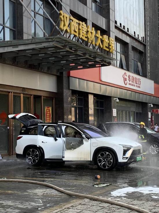 6月14日，一辆白色蔚来ES8在湖北武汉突发燃烧，事故原因仍在调查中