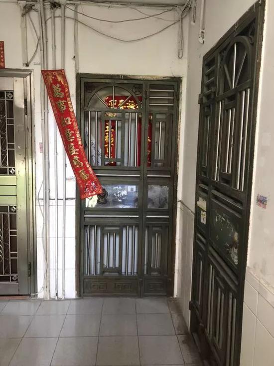 深圳一小区租借屋(中)内,发现三具藏于冰柜内的白叟遗体。 汹涌新闻记者 陈绪厚 图