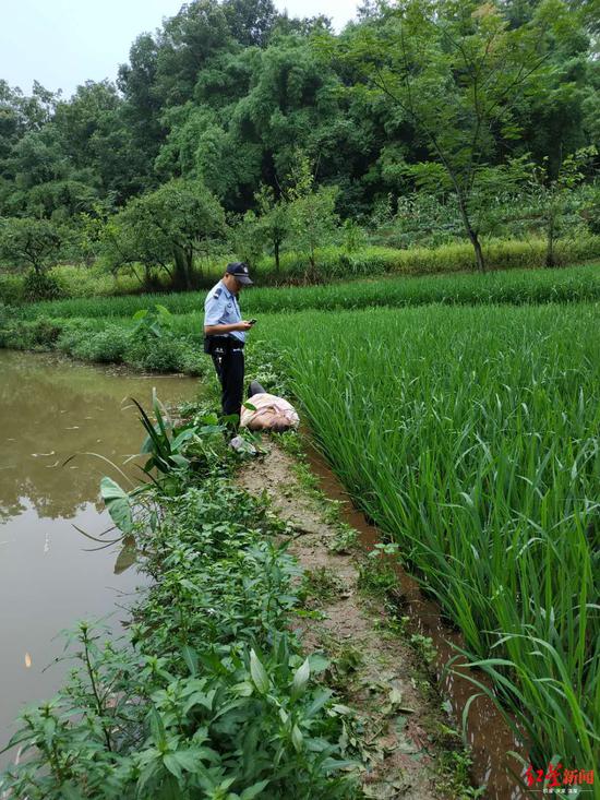 该男子被打捞上岸后居然打起了鼾声