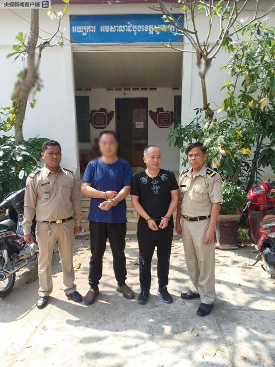 △项亨达(黑衣)在柬埔寨被缉捕