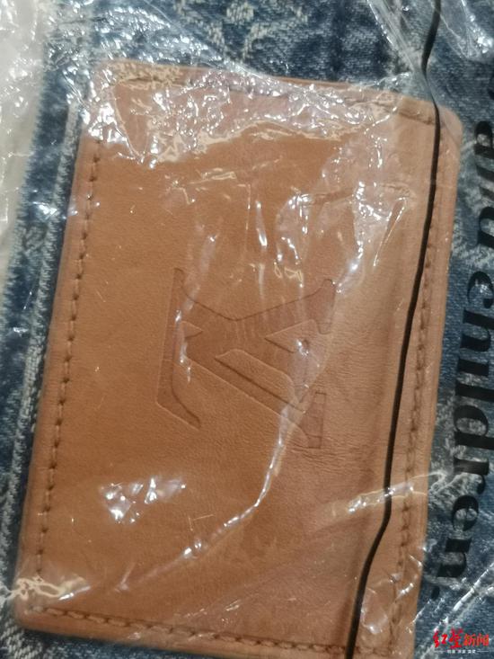 ϴ���󣬳�ĳ��ΪƤ�Ƴ��ֱ�ɫ����������