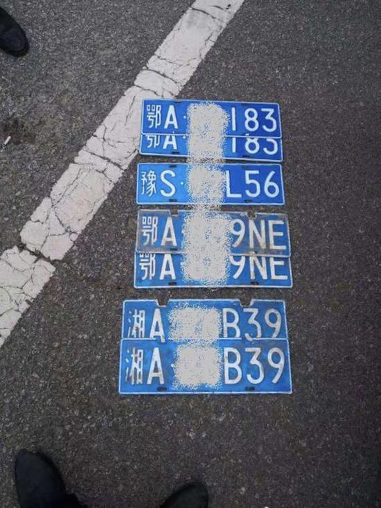 民警查获的多个假牌照