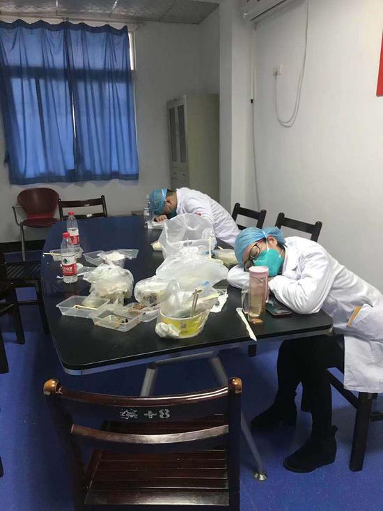 武汉医院感染科的日常：有情绪就鼓励哭一哭