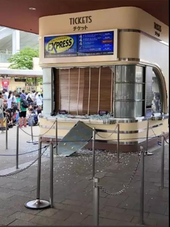 玻璃被震碎的大阪环球影城售票处