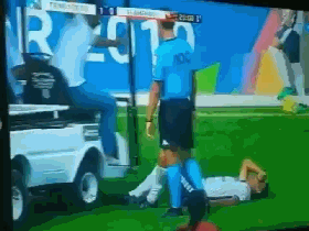视频：球员赛场上受伤躺地上等待救治 医务人员却驾