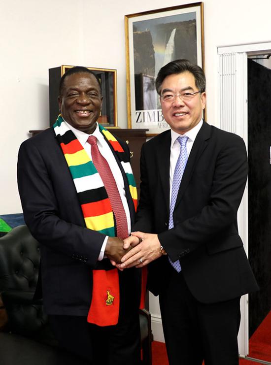 9月17日，中国驻津巴布韦大使黄屏离任拜会津总统、执政党民盟主席兼第一书记姆南加古瓦。 中华人民共和国驻津巴布韦共和国大使馆网站 图