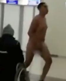 视频：等飞机不如跳舞！墨西哥男子机场中脱光衣服大