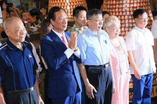 郭台铭与柯文哲及其父母一同参拜新竹城隍庙 图源:联合报