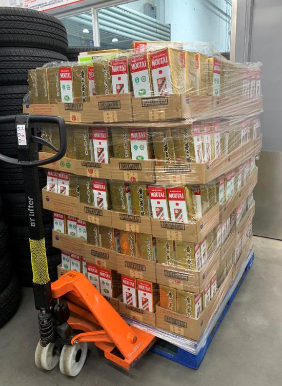 即将摆上Costco上海店货架销售的茅台酒 图片来源:茅台方面提供