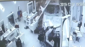 女司机撞进发廊 顾客瞬间被撞翻