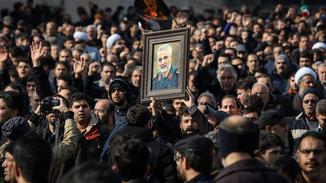 伊朗爆发大规模反美游行 焚烧星条旗