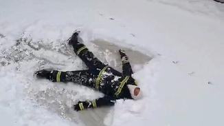 南方消防员第一次见雪：疯狂躺地摩擦！