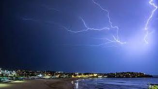 澳洲一天内遭80万道闪电袭击