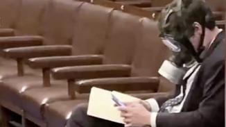 美国议员戴防毒面具参加国会投票
