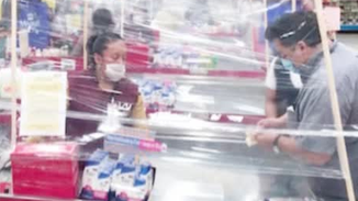 墨西哥超市收银台竖起“保鲜膜屏障”