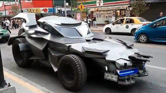 墨西哥男子驾驶“蝙蝠车”劝居民回家