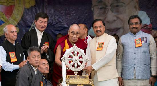 洛桑森杰（后排左二）、达赖喇嘛（右三）、印度文化部长沙尔玛（右二）、印度人民党总书记马戴夫（右一）在周日的纪念活动上