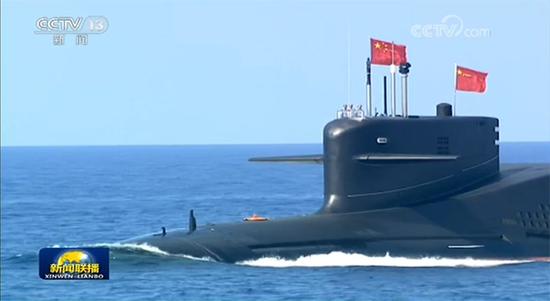 4月12日海上阅兵中展示的新型核潜艇。