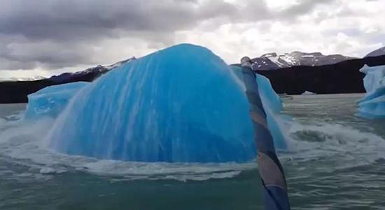 视频：壮观！蓝色冰山突然浮出海面 游客尖叫围观