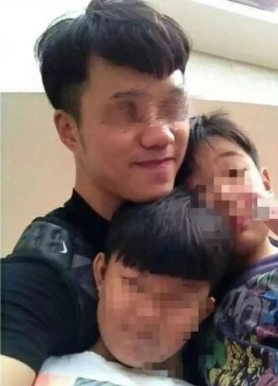 ▲该男子与男童的合影。图片来源:@雷宇雷宇的微博
