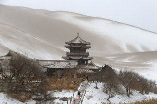 大漠黄沙换银装