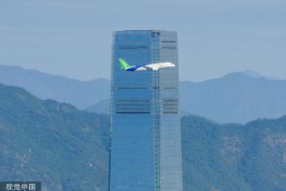 C919飞越维港