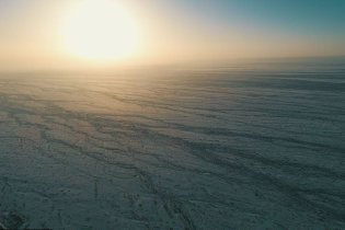 积雪覆盖戈壁