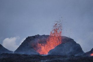 冰岛火山持续活跃