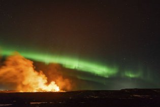 火山极光绚烂同框