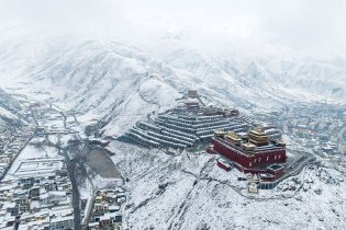 青海玉树四月飞雪