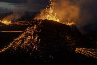 冰岛火山多次喷发