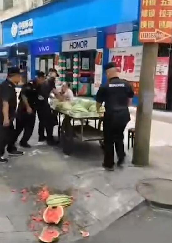 5日晚,冷水滩官方证实,参与打砸的“保安”服男子系当地街道和社区聘请的保安,当地正在对保安的粗暴行为展开调查。 来源:当地网友