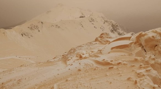 北非沙尘暴飘俄罗斯 索契雪山被“染黄”