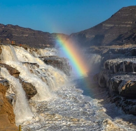 黄河壶口瀑布现流凌冰挂景观