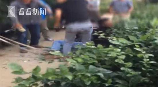 男子为筹毒资偷电瓶被围殴致死 10人滥用私刑被诉