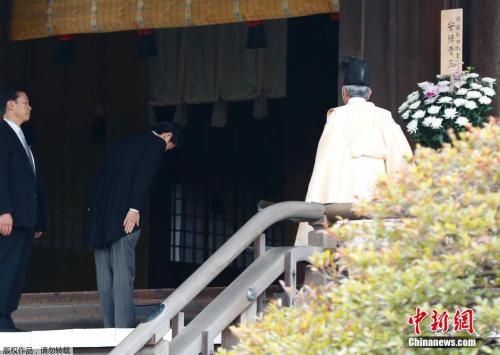 资料图:2018-06-25,日本东京,日本首相安倍晋三在迎来12月26日执政一周年之际,参拜靖国神社。