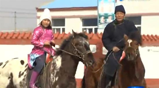 内蒙古一名小学生骑马上下学:被称最炫民族风校车