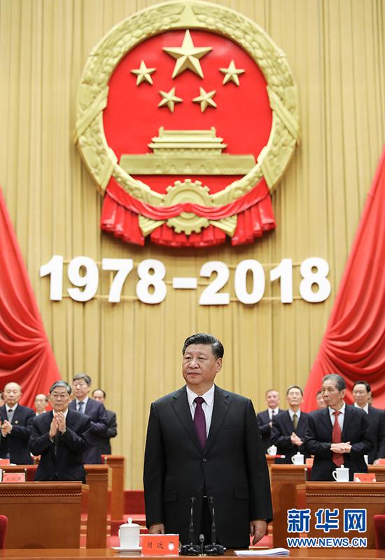 12月18日，庆祝改革开放40周年大会在北京人民大会堂隆重举行。中共中央总书记、国家主席、中央军委主席习近平在大会上发表重要讲话。这是习近平在主席台向全场致意。 新华社记者 鞠鹏 摄